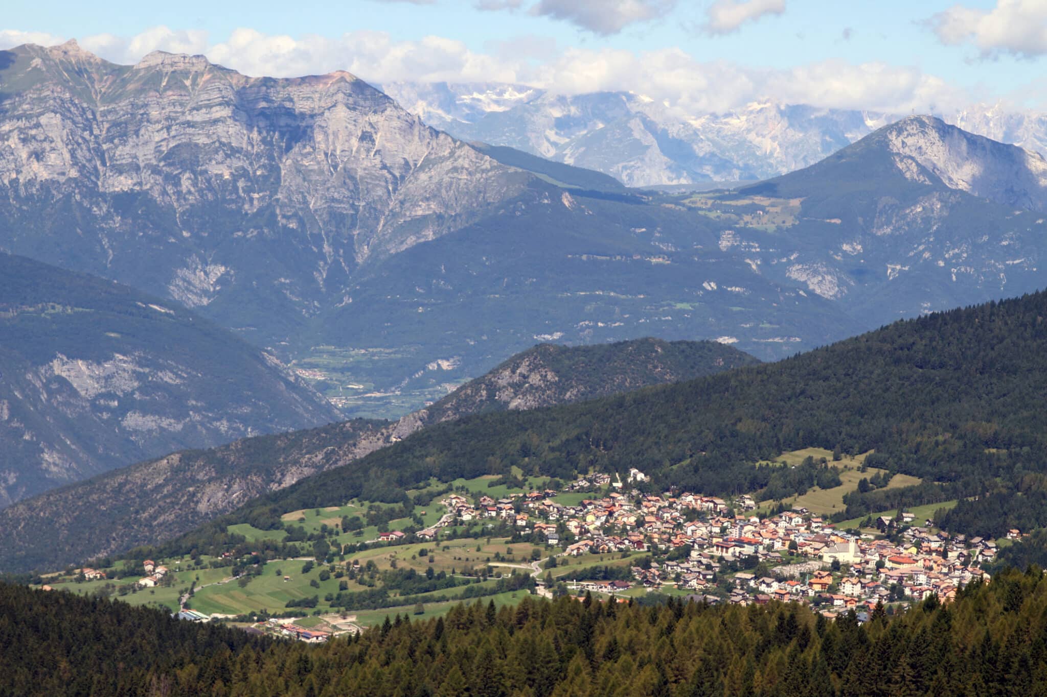 villaggio di folgaria tra le montagne del nord italia