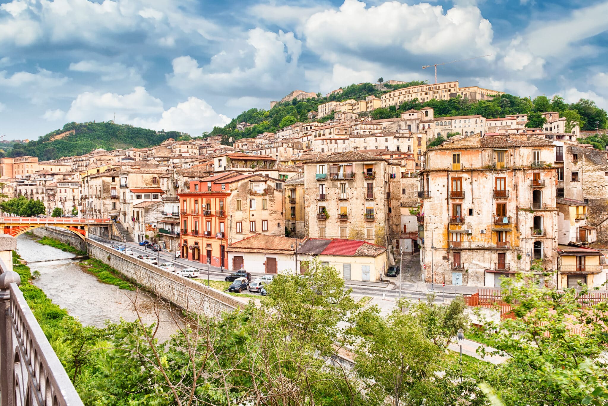 vista panoramica del centro storico di cosenza, italia.