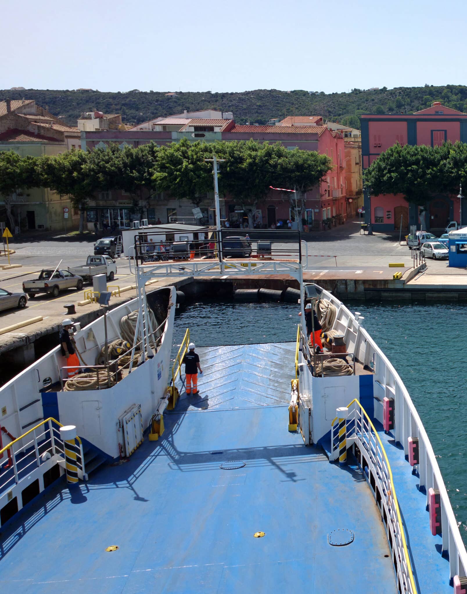 Traghetto all'attracco in porto colorato