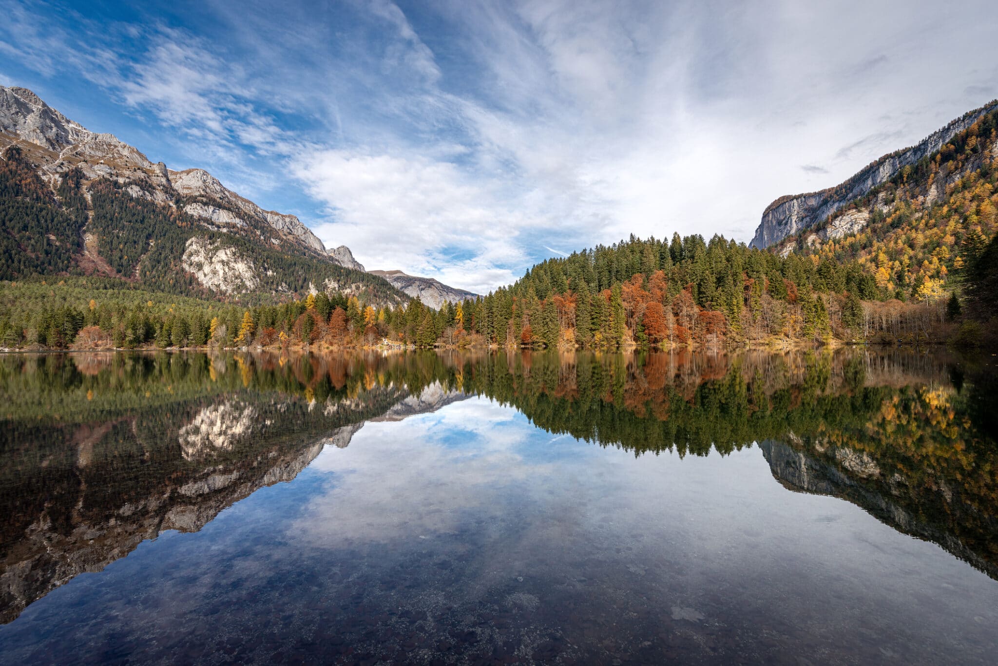 Lago alpino con riflessi autunnali e montagne rocciose