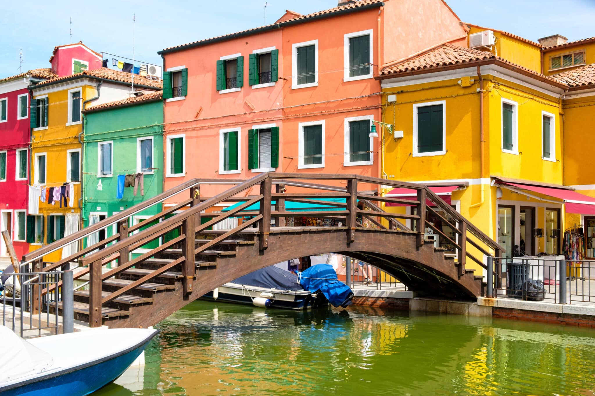 Case colorate e ponte a Burano, Italia