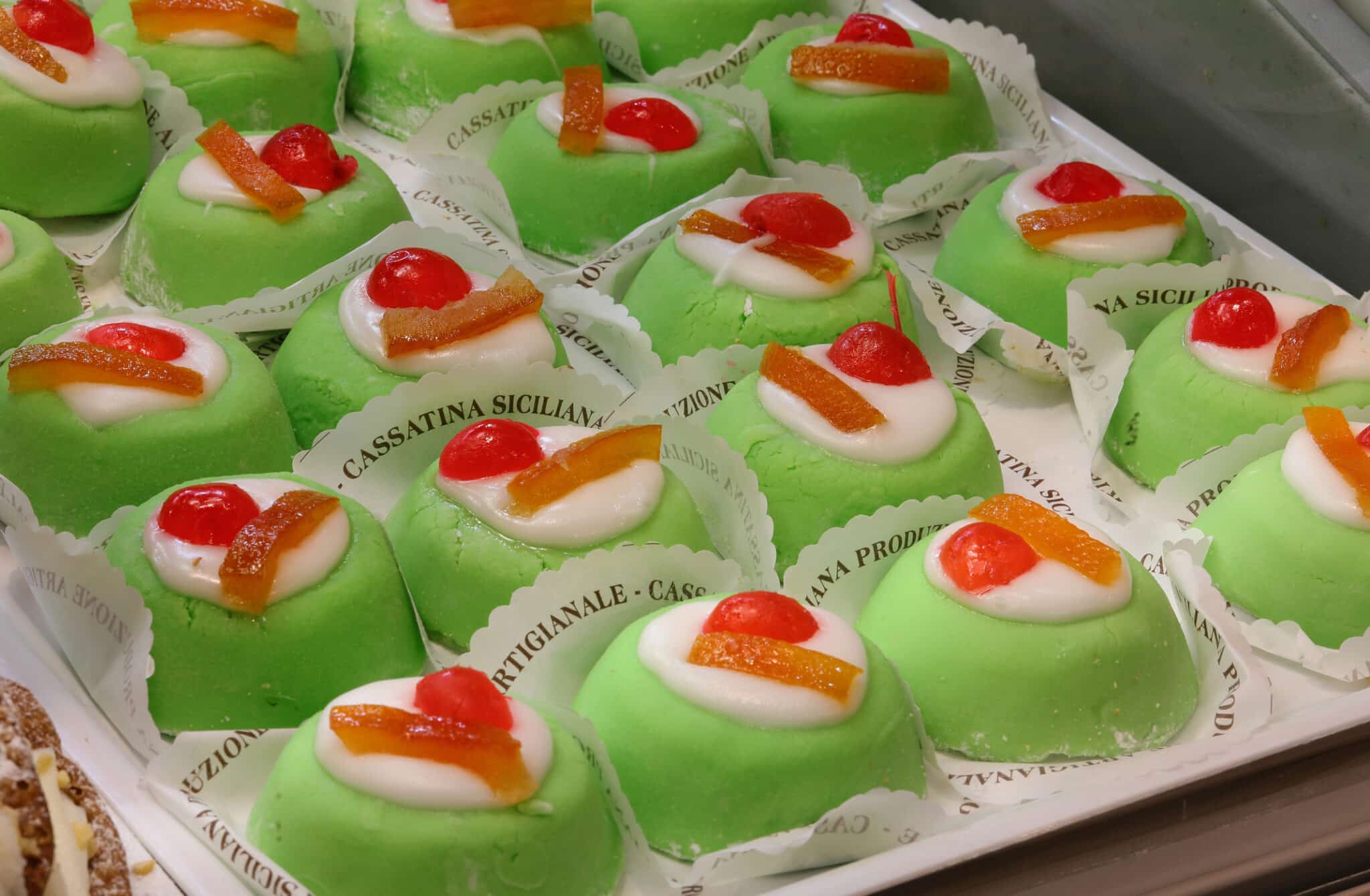 Mini cassate siciliane verdi con frutta candita