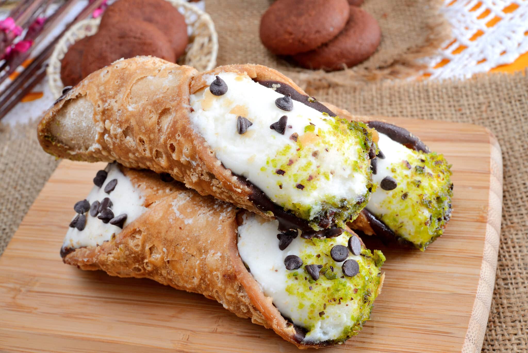 Cannoli con cioccolato e pistacchio su tavola legno