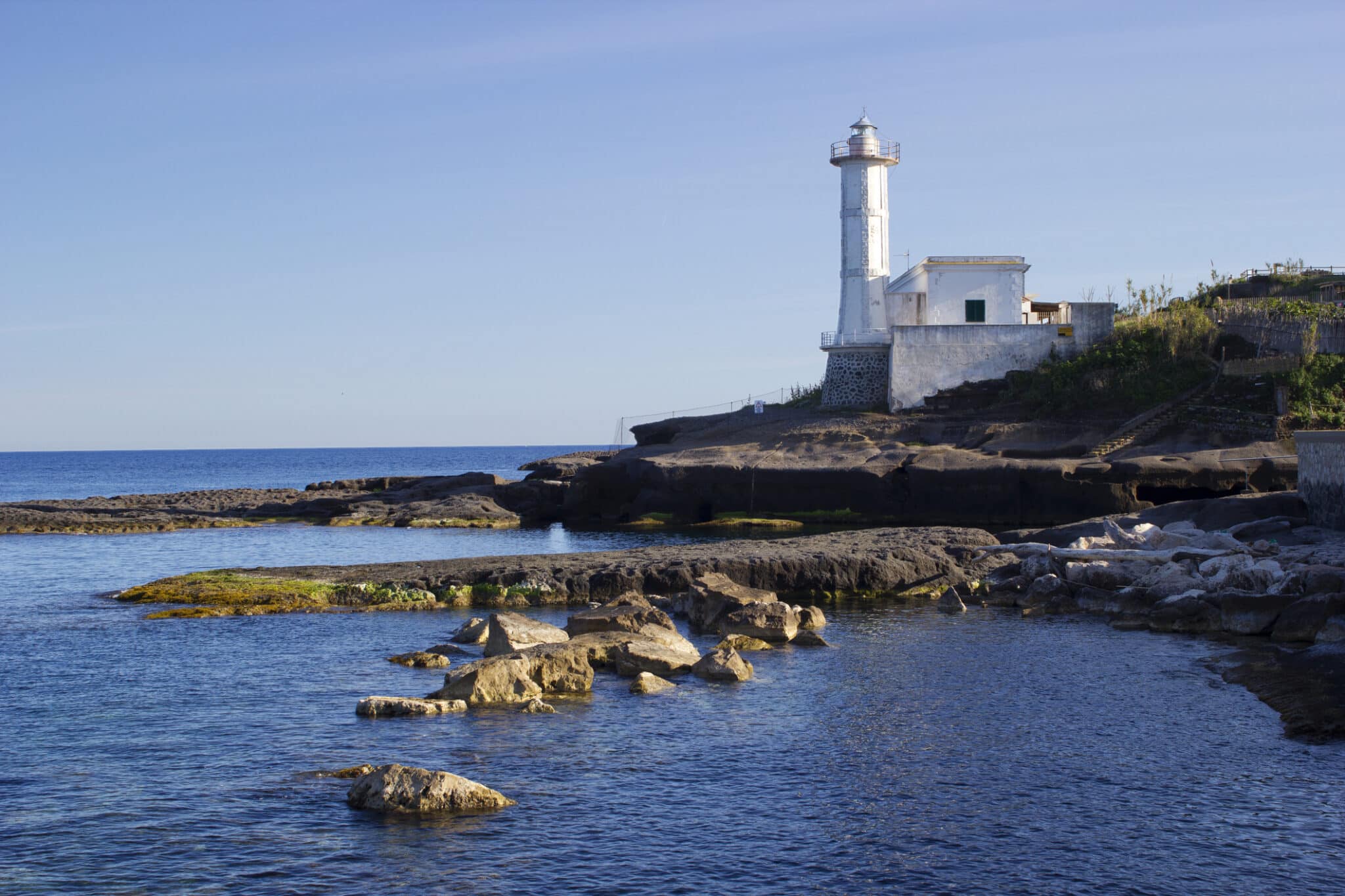 faro di ventotene. faro del vecchio porto romano di ventotene