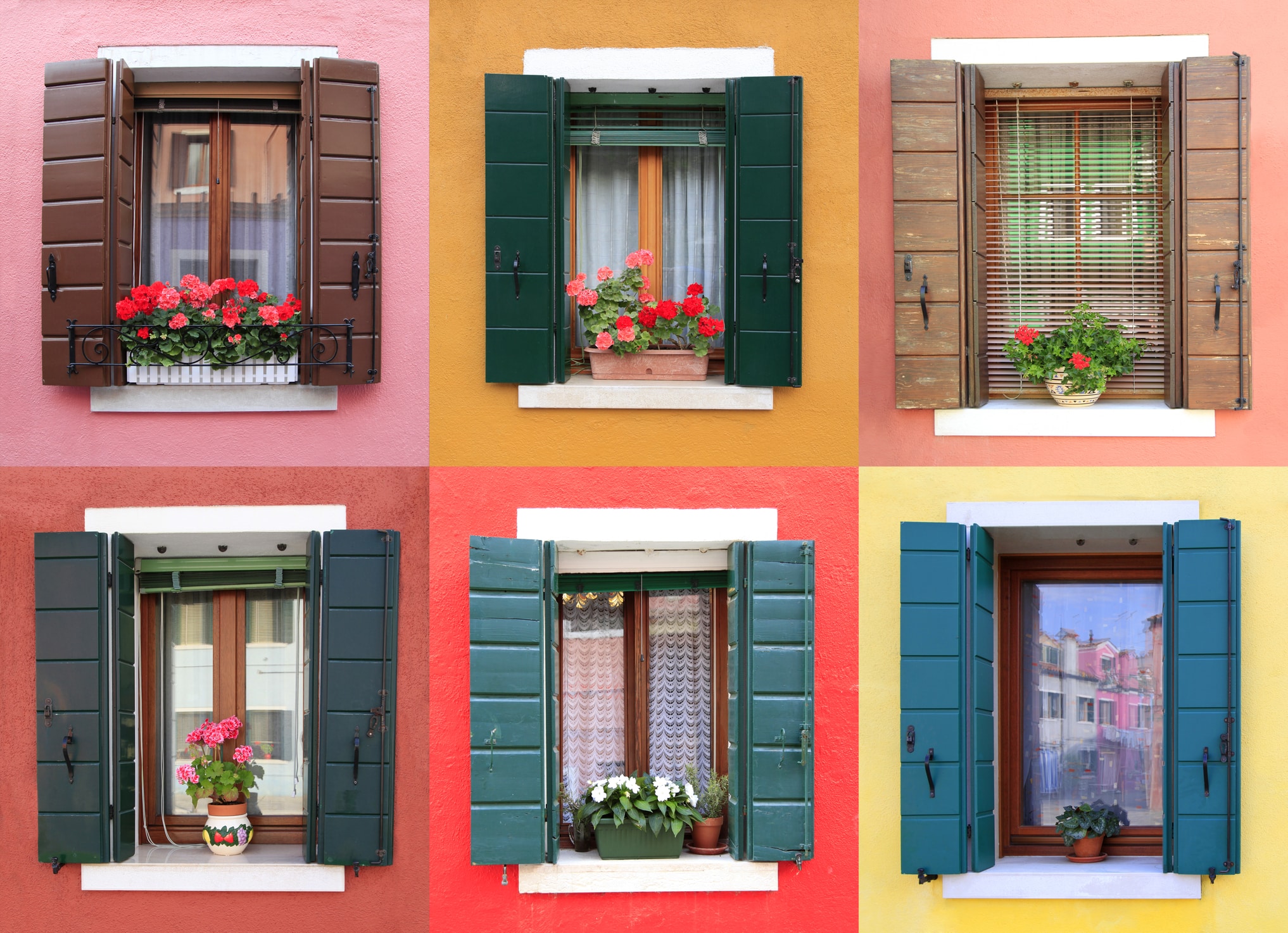 Finestre colorate con persiane e fiori in Italia