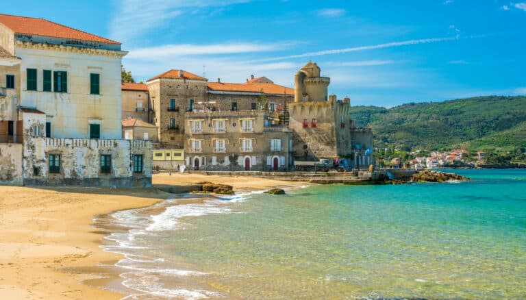 Paysage côtier avec des bâtiments historiques et une mer cristalline