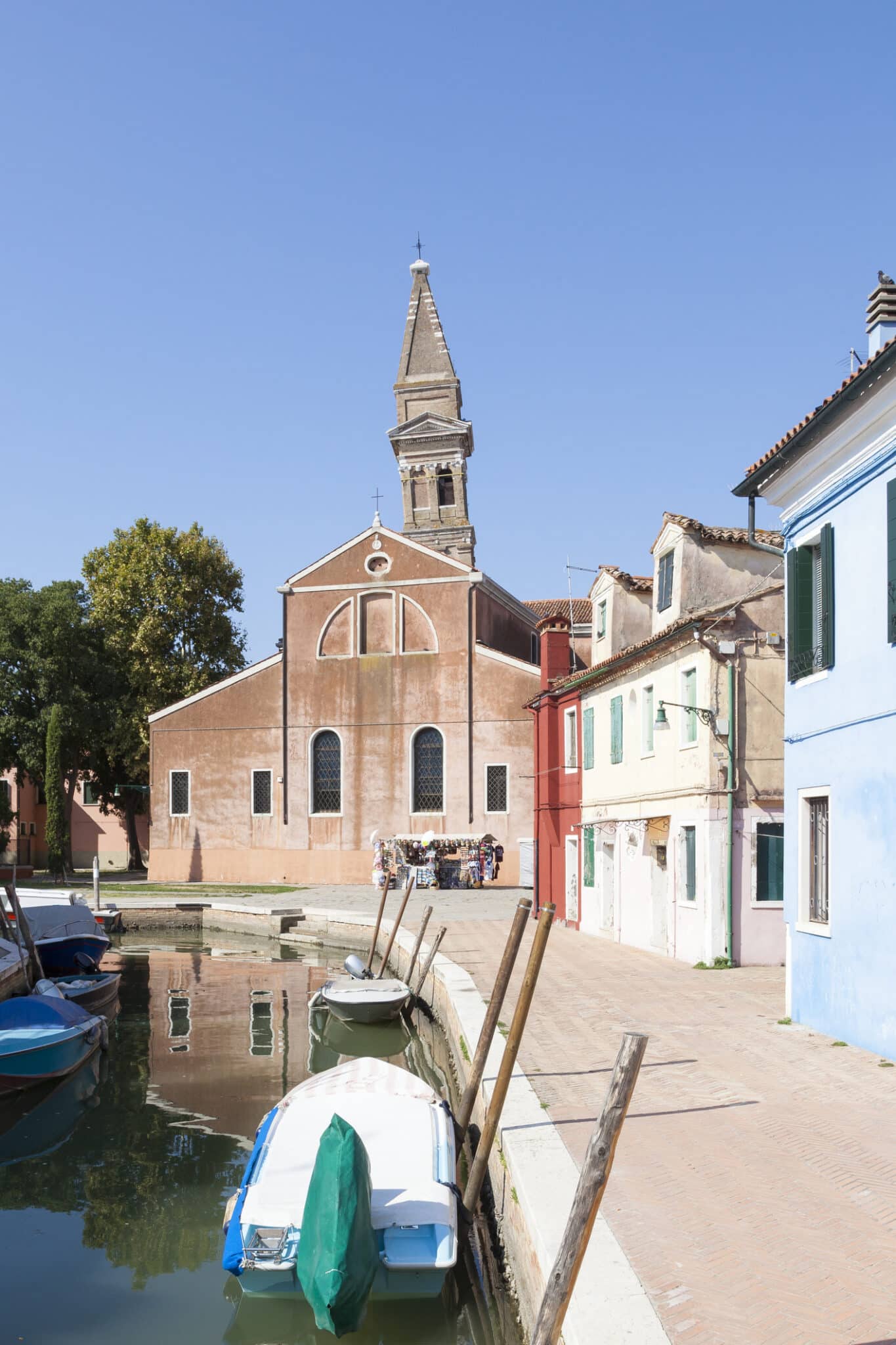 Chiesa storica su canale con barche, Burano