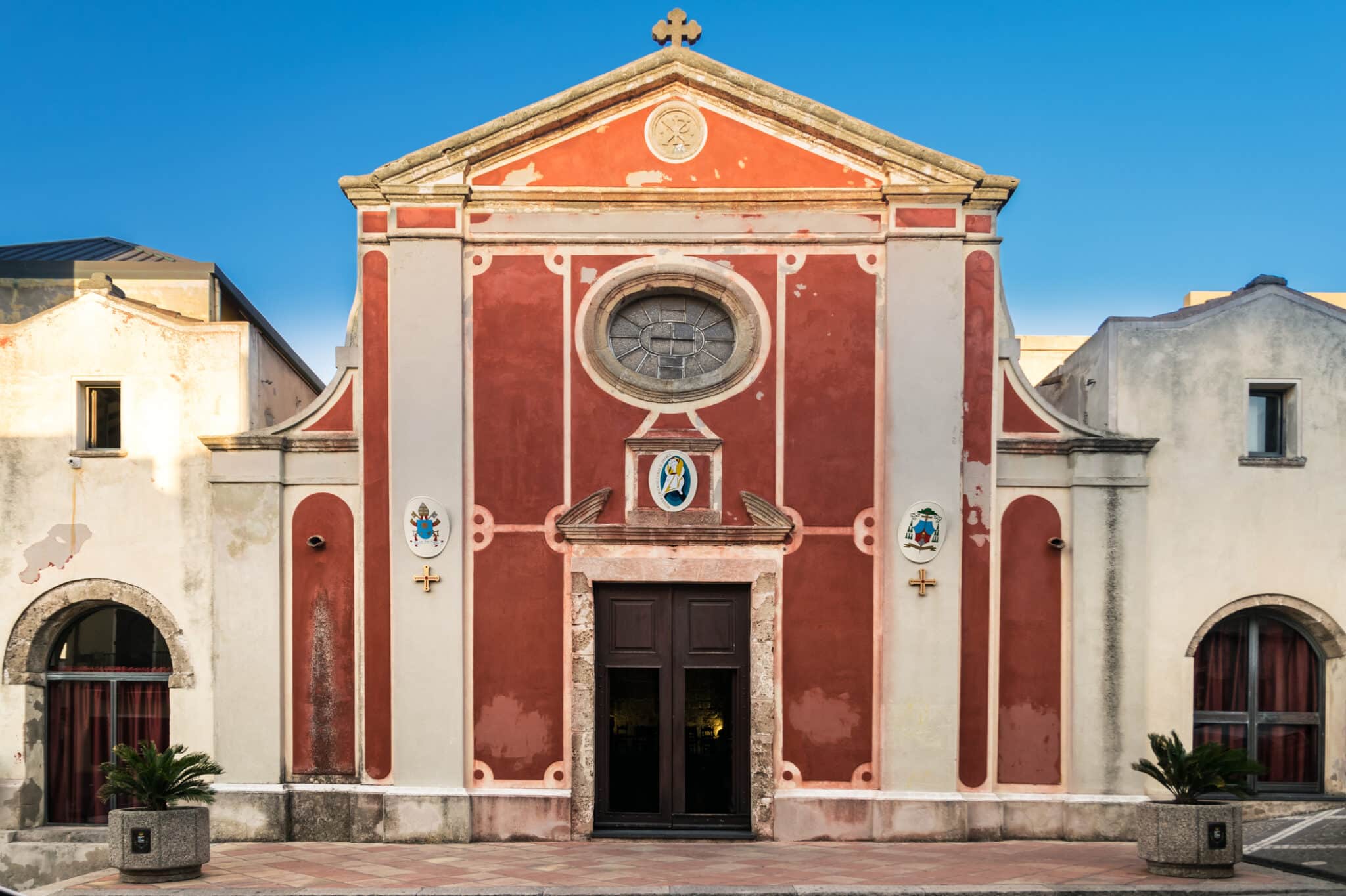 Facciata di chiesa rossa con dettagli artistici