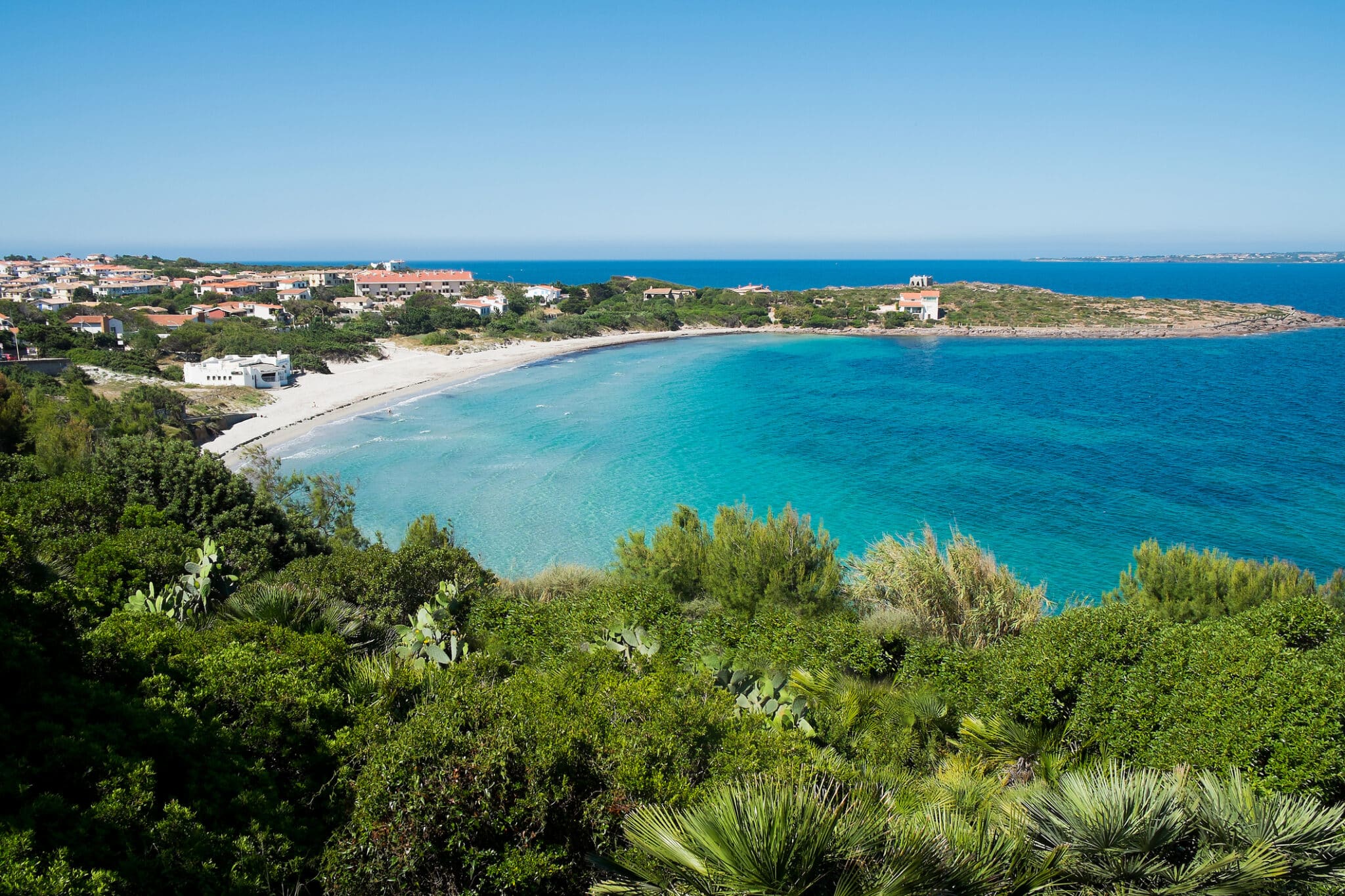 Veduta aerea di spiaggia e mare cristallino in Italia
