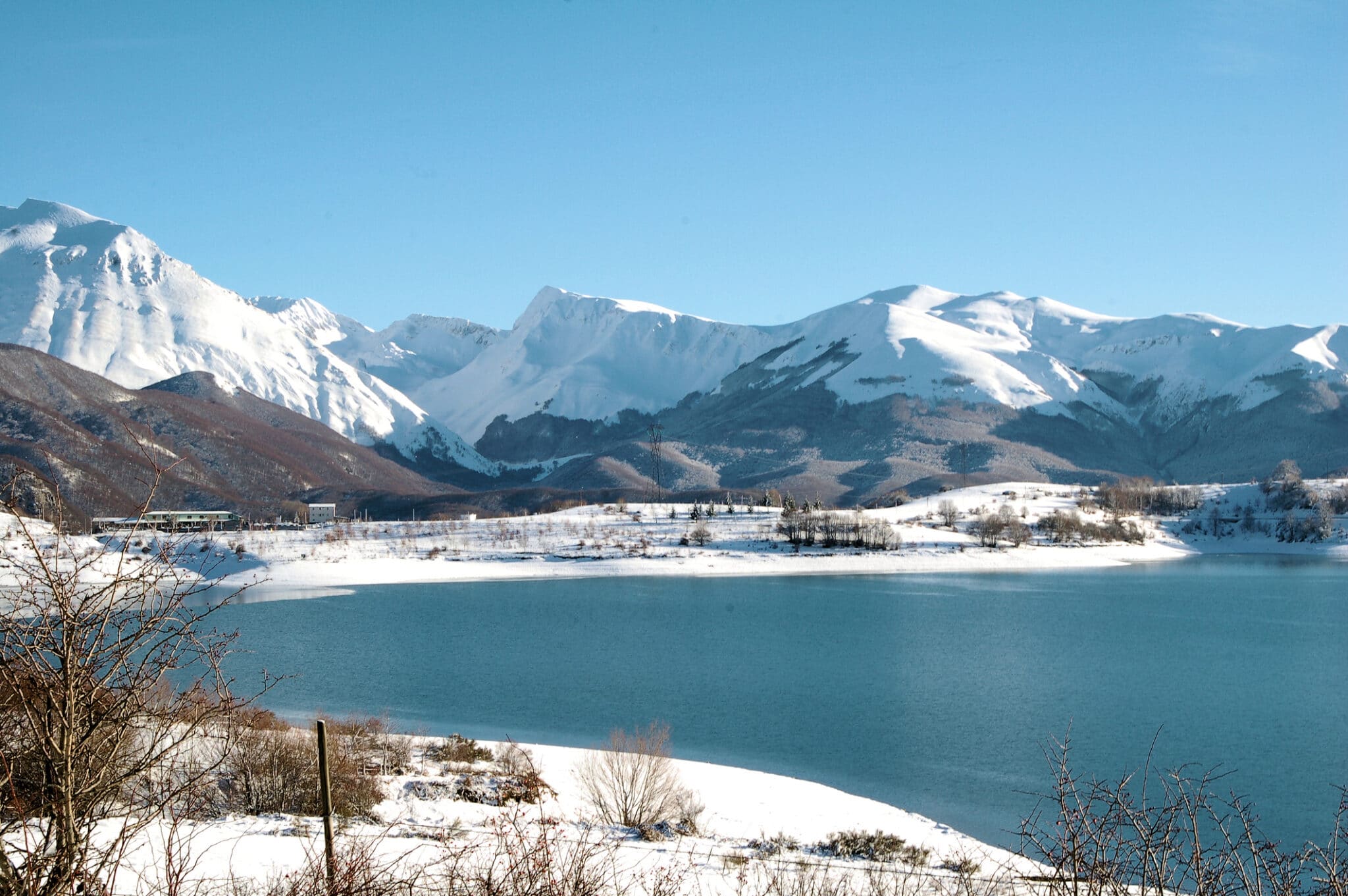 Paesaggio invernale con montagne innevate e lago