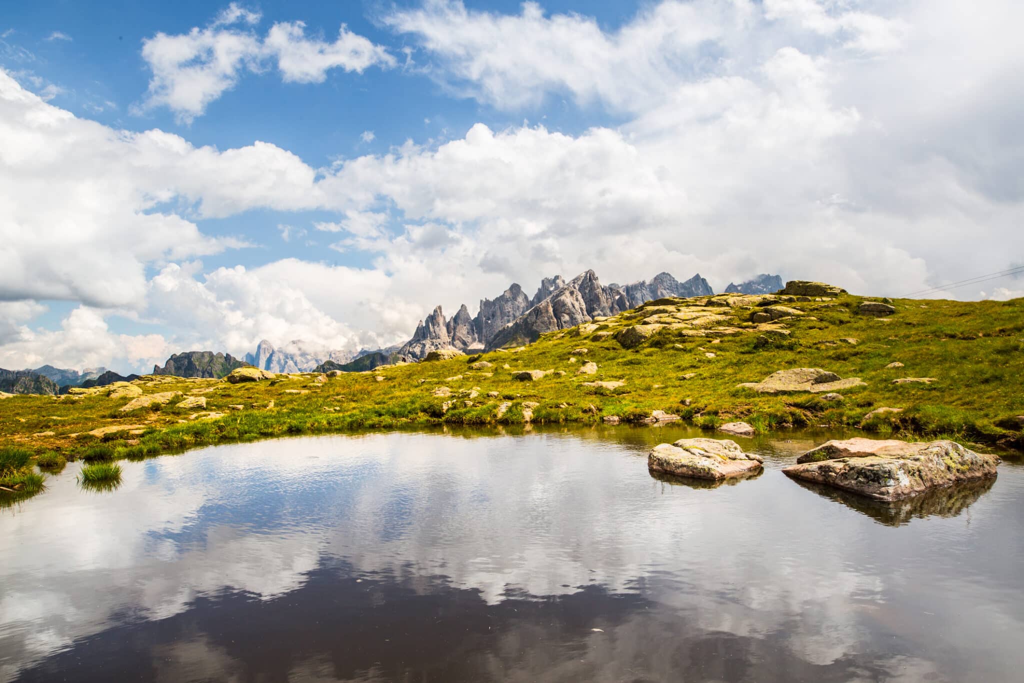 Paesaggio montano con specchio d'acqua e cielo nuvoloso