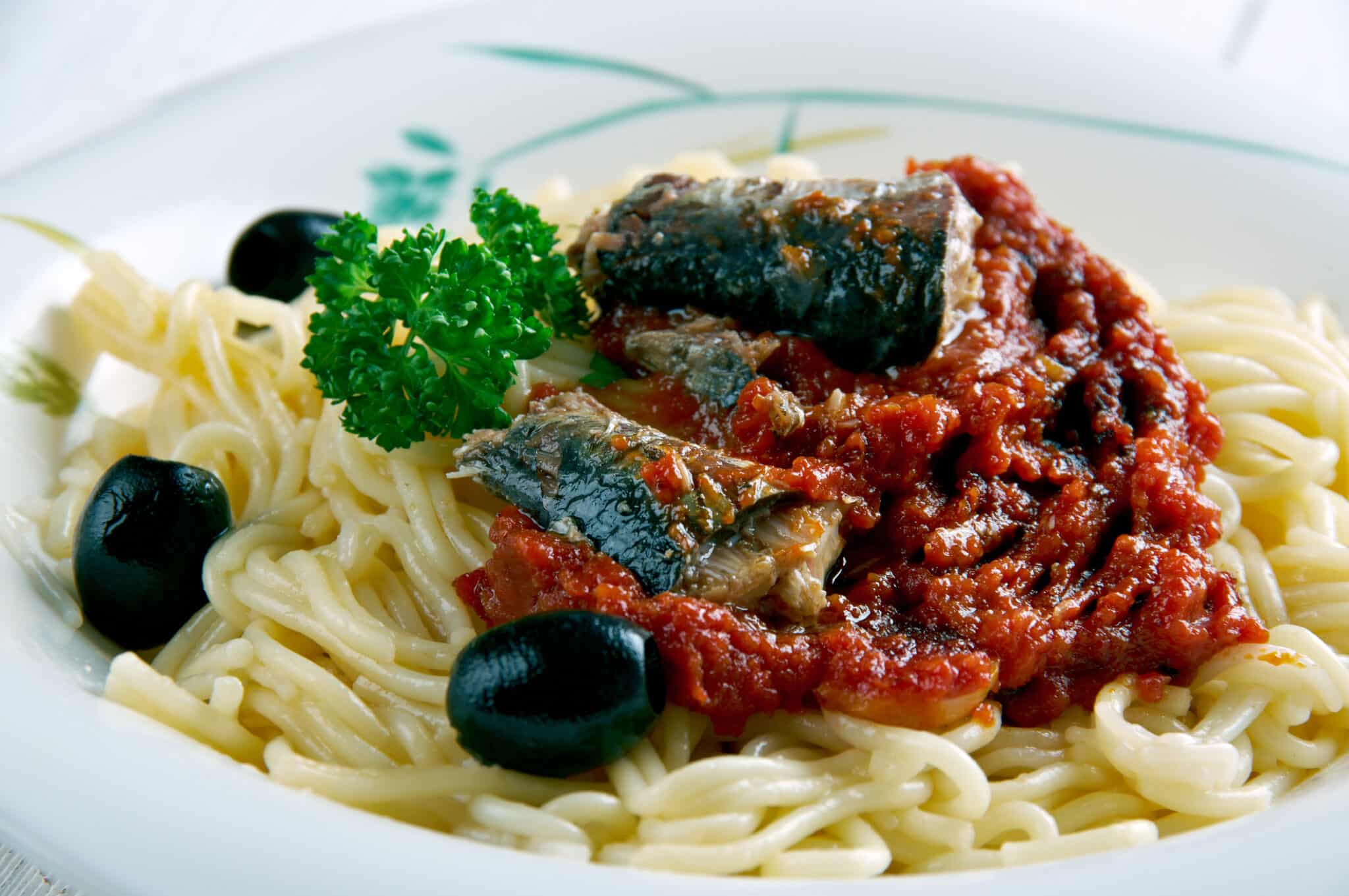 Pasta con sardine, pomodoro e olive nere