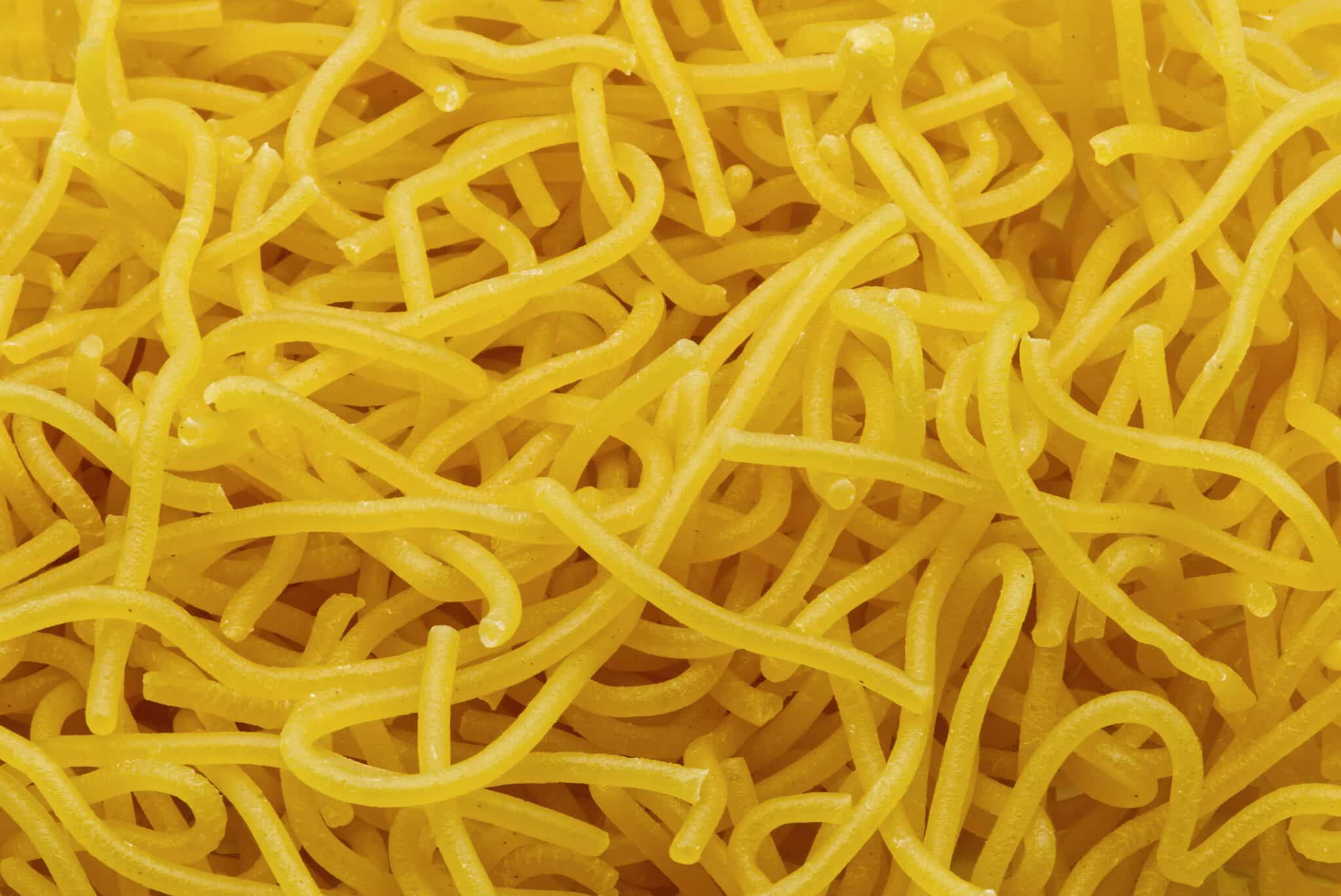 Primo piano di spaghetti cotti