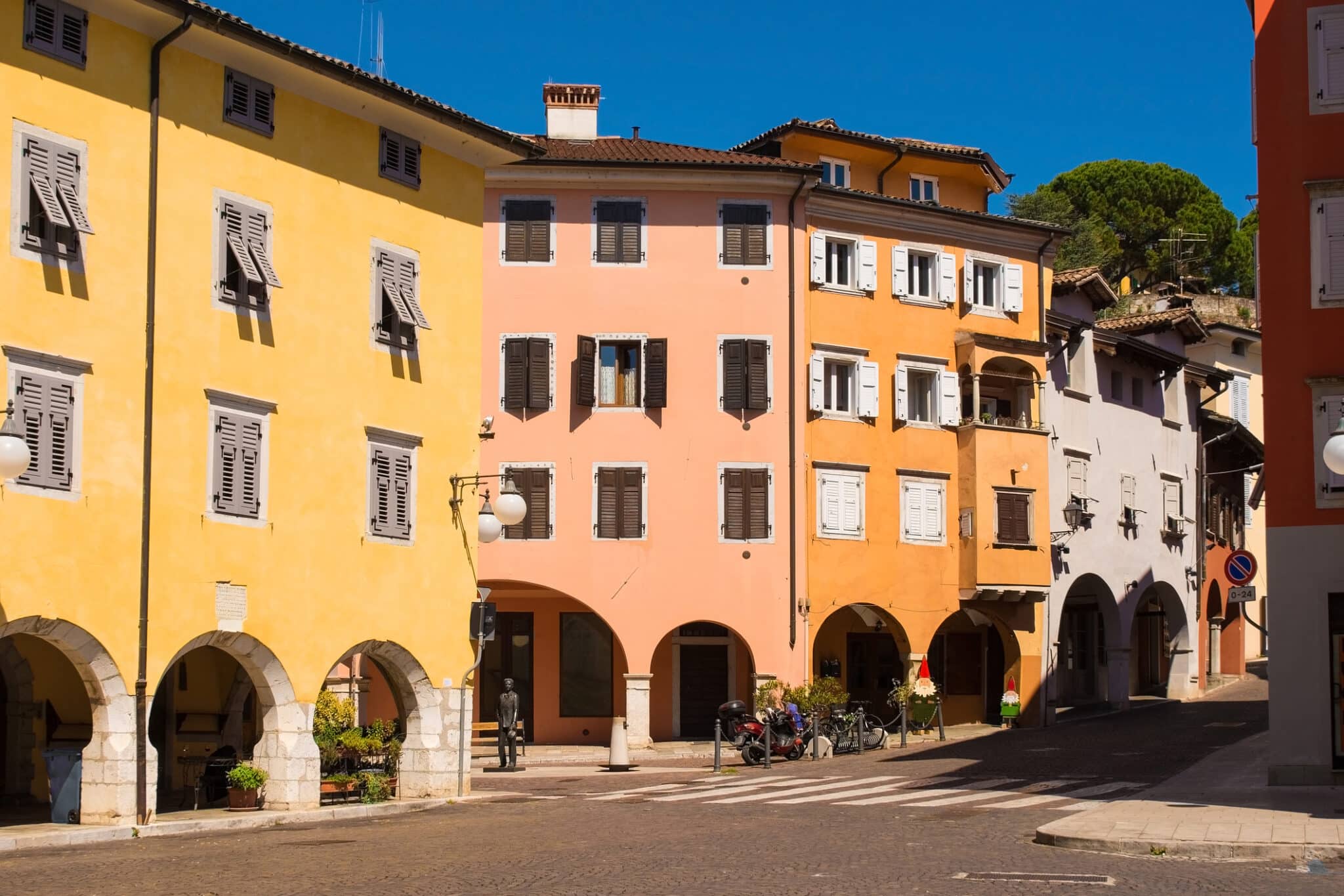 Scorcio colorato di strada italiana con architettura tradizionale