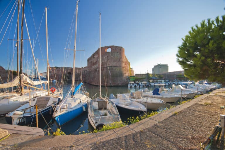 Bateaux amarrés à une ancienne forteresse en bord de mer