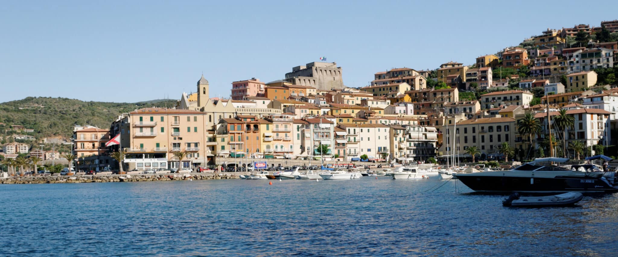 Porto italiano con barche e edifici colorati