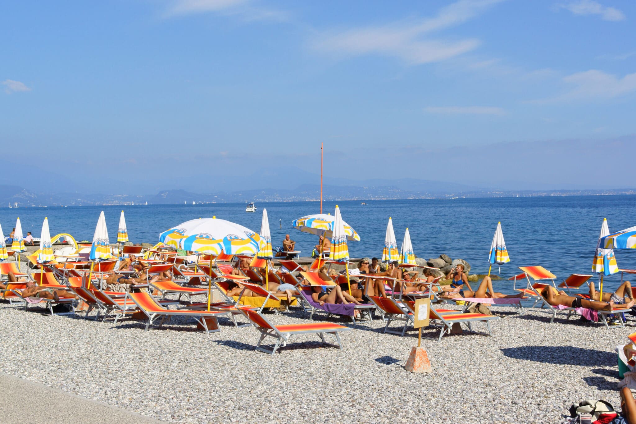 Spiaggia affollata con ombrelloni e vista mare
