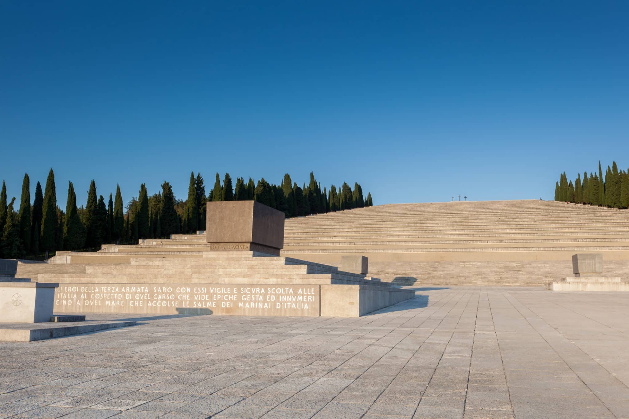 Monumento Duca d'Aosta, pini, cielo blu chiaro