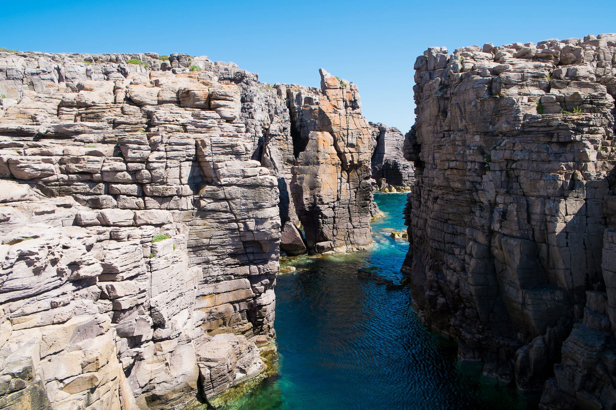 Costa rocciosa e acque azzurre