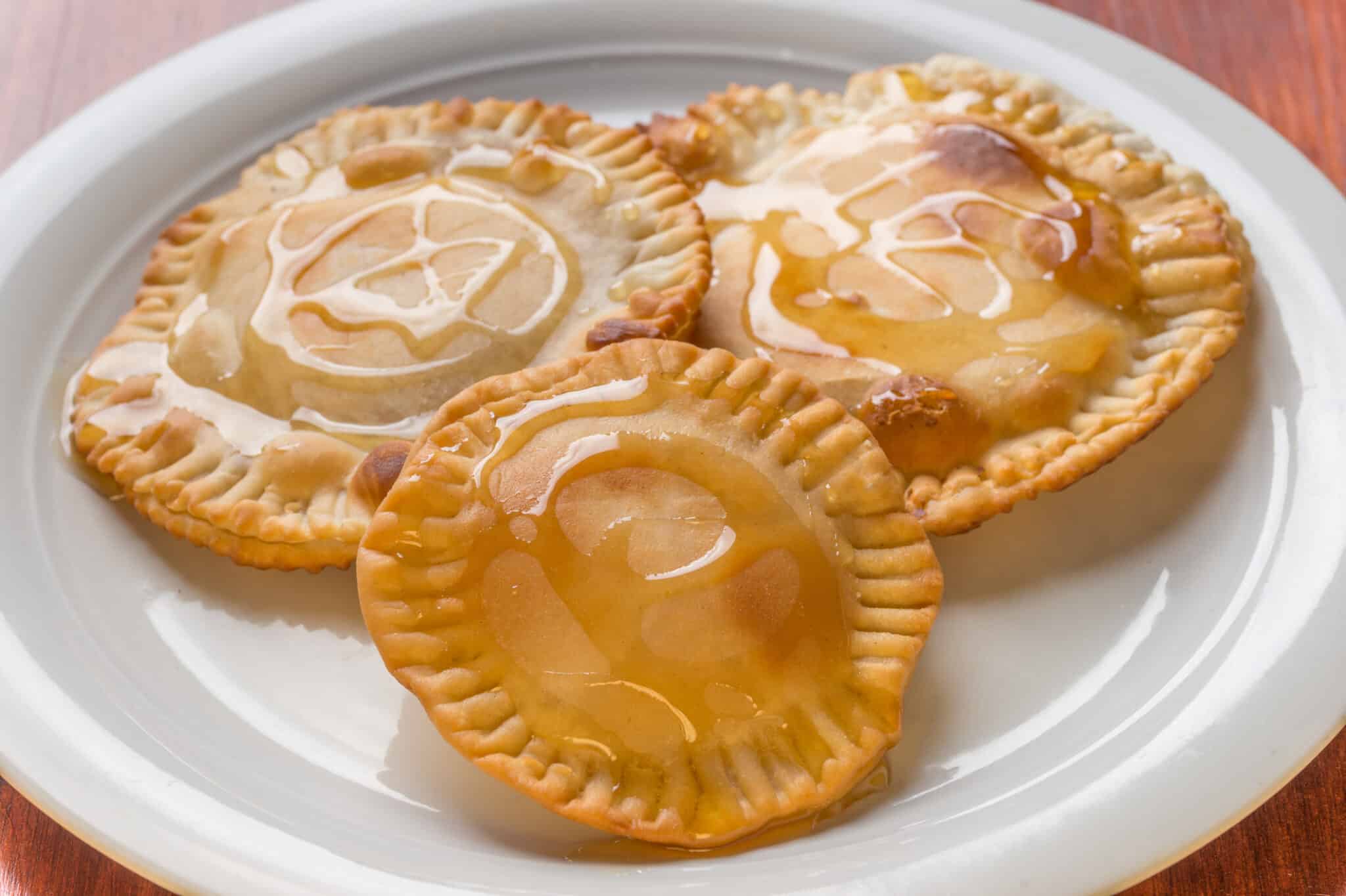 Seada sarde su piatto bianco, dolce tipico sardo