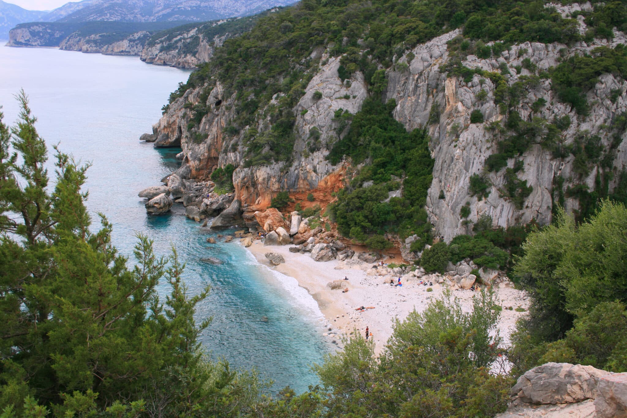 Plage isolée entre falaises et végétation luxuriante