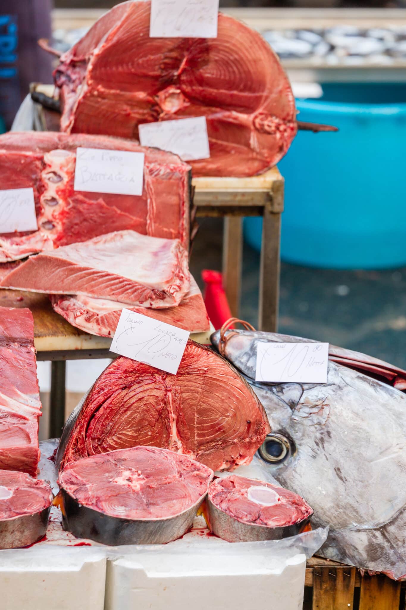 Tonno e tagli di carne fresca in mercato