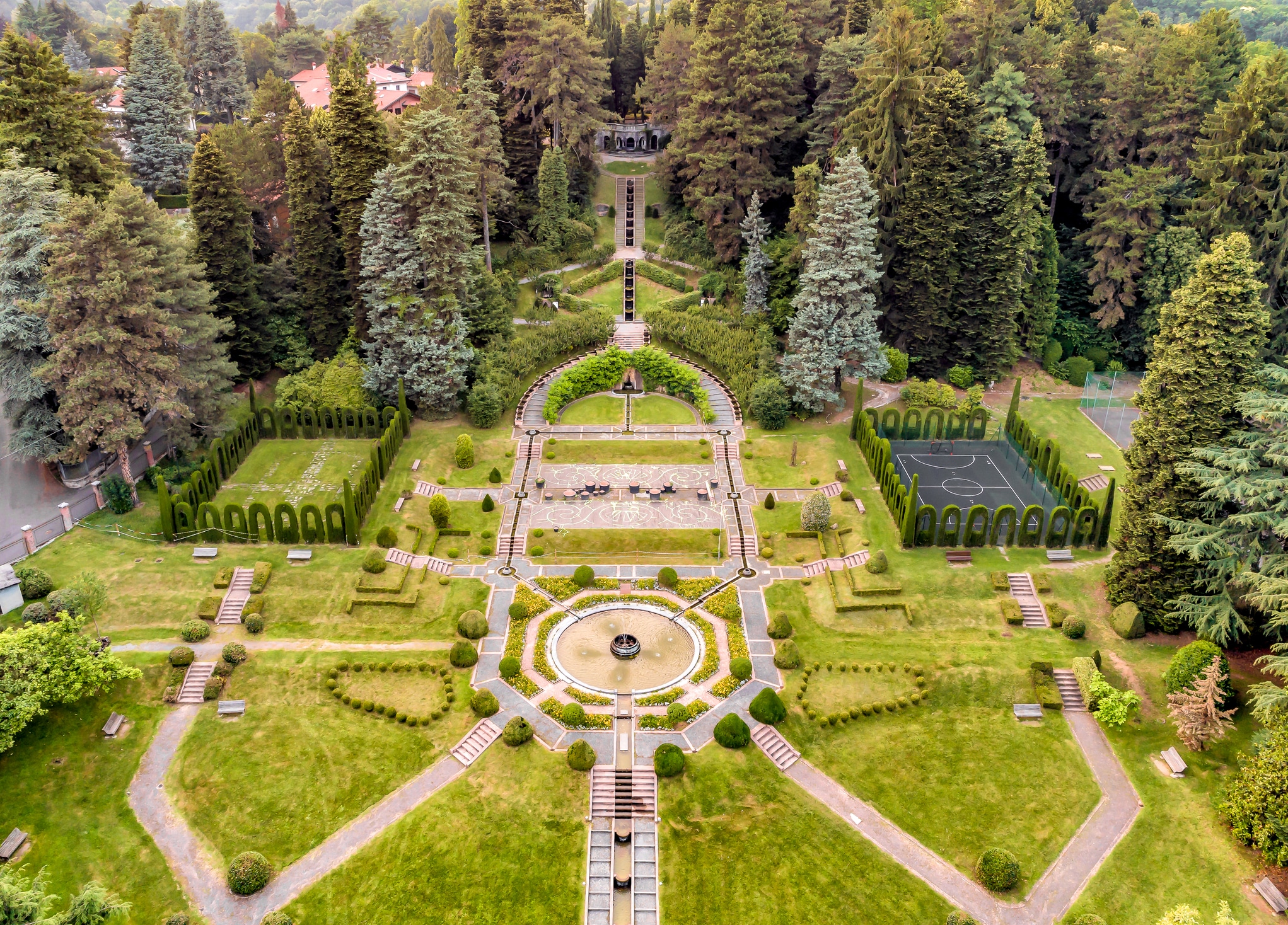 Vista aerea di giardino formale con alberi e sentieri