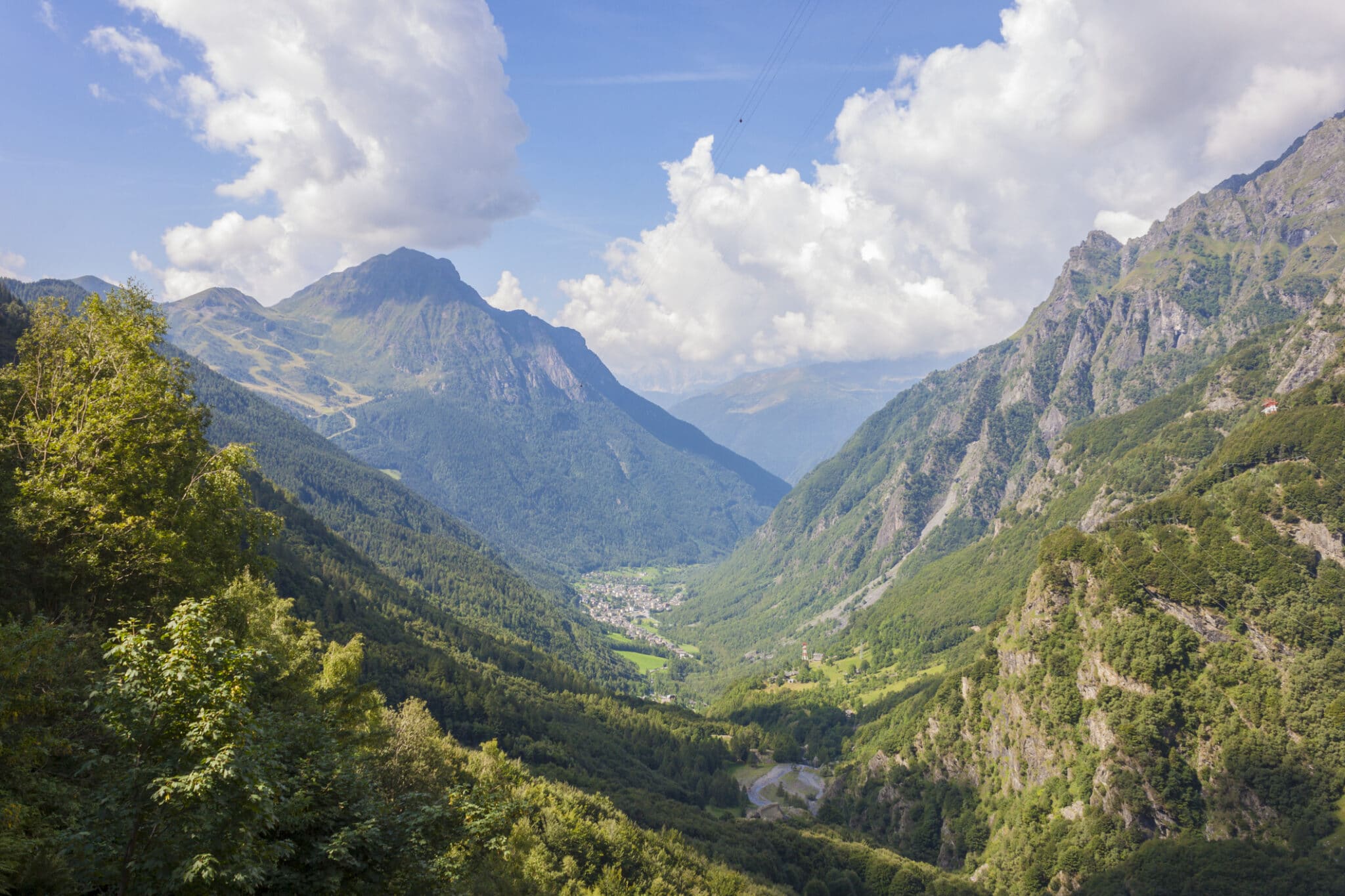 Scorcio di montagne verdi con villaggio in valle
