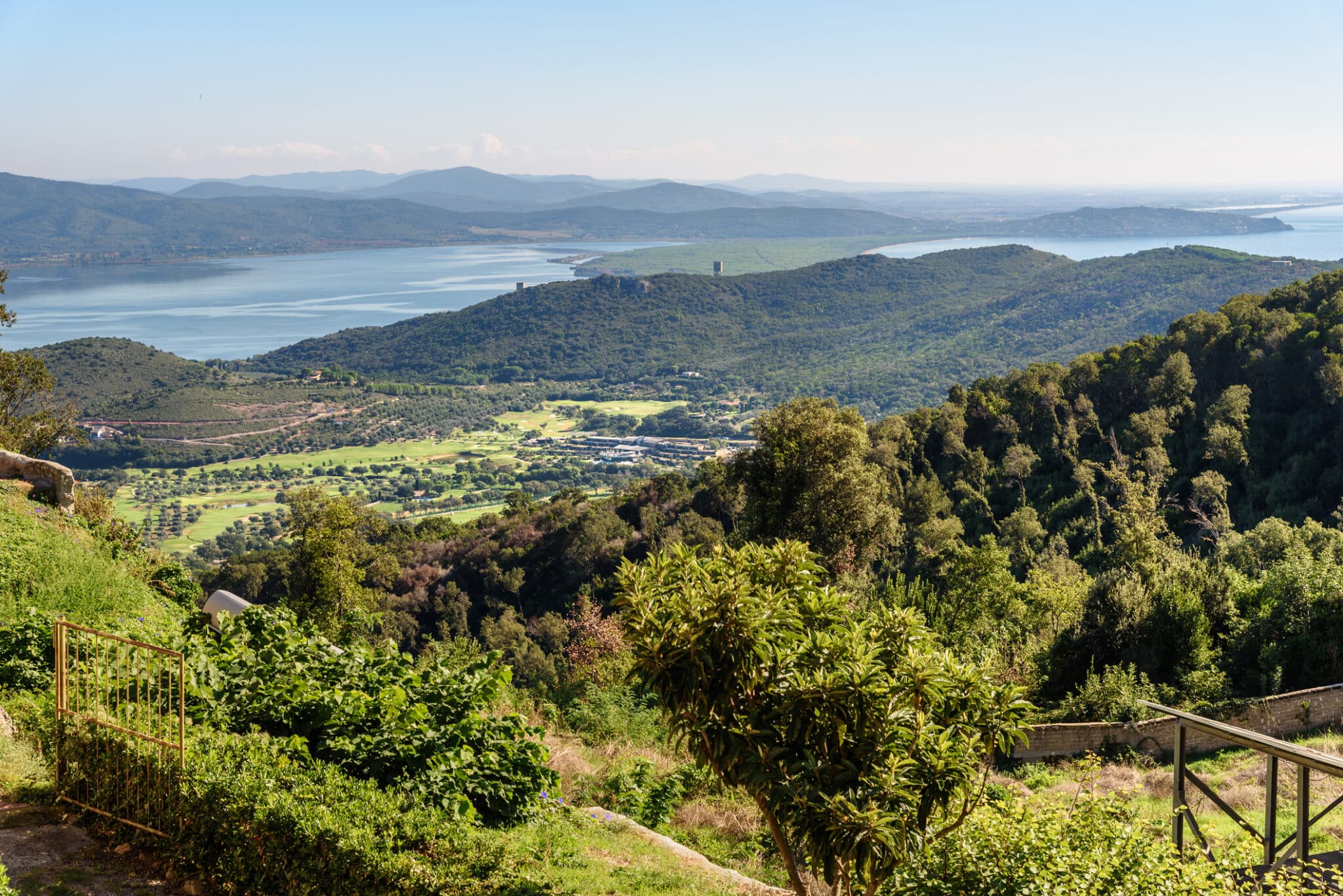 Veduta panoramica lago e colline verdi