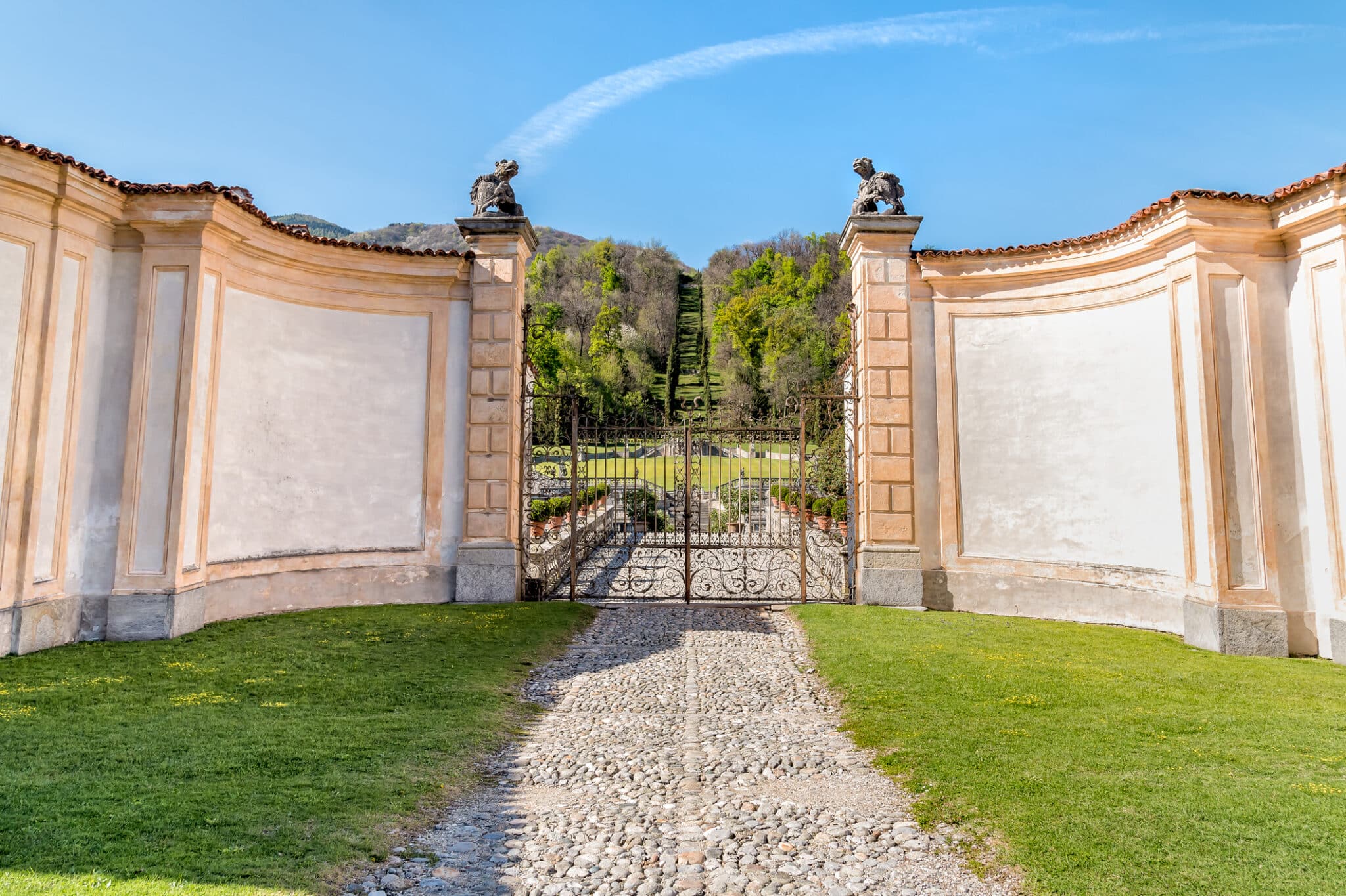 Cancello ornato con statue su villa storica
