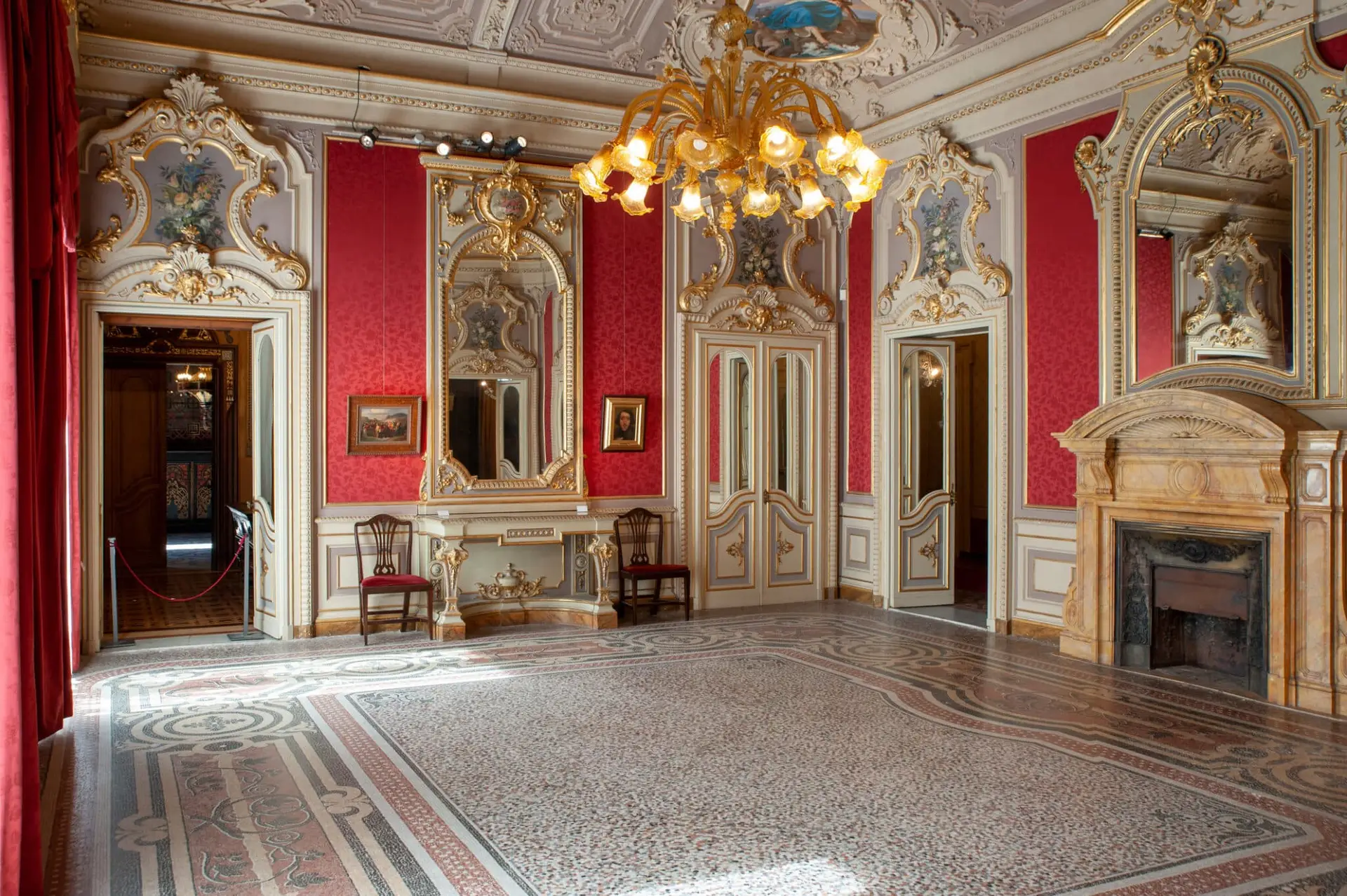 Interni lussuosi con decorazioni dorate e soffitti affrescati
