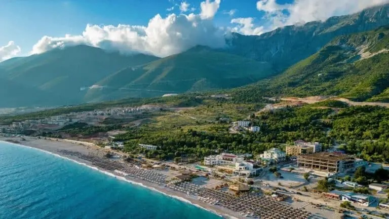 Vue aérienne du littoral avec des montagnes et une plage bondée