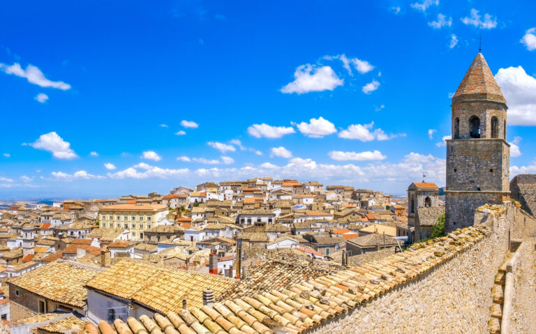 villages cachés italiens,villages moins connus en italie,tourisme œnogastronomique,traditions culinaires italiennes,événements œnogastronomiques,villages authentiques italiens,tourisme sperlonga,civita di bagnoregio sagra,castelmezzano volo dell'angelo,monte isola sardine,dozza murales,villages italiens à visiter,destinations hors du tourisme de masse,villages aux saveurs authentiques,petits villages italiens.