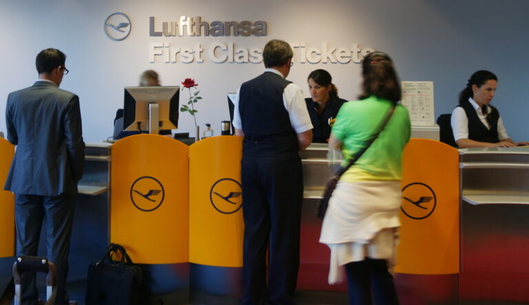 Comptoir d'enregistrement de la première classe de Lufthansa